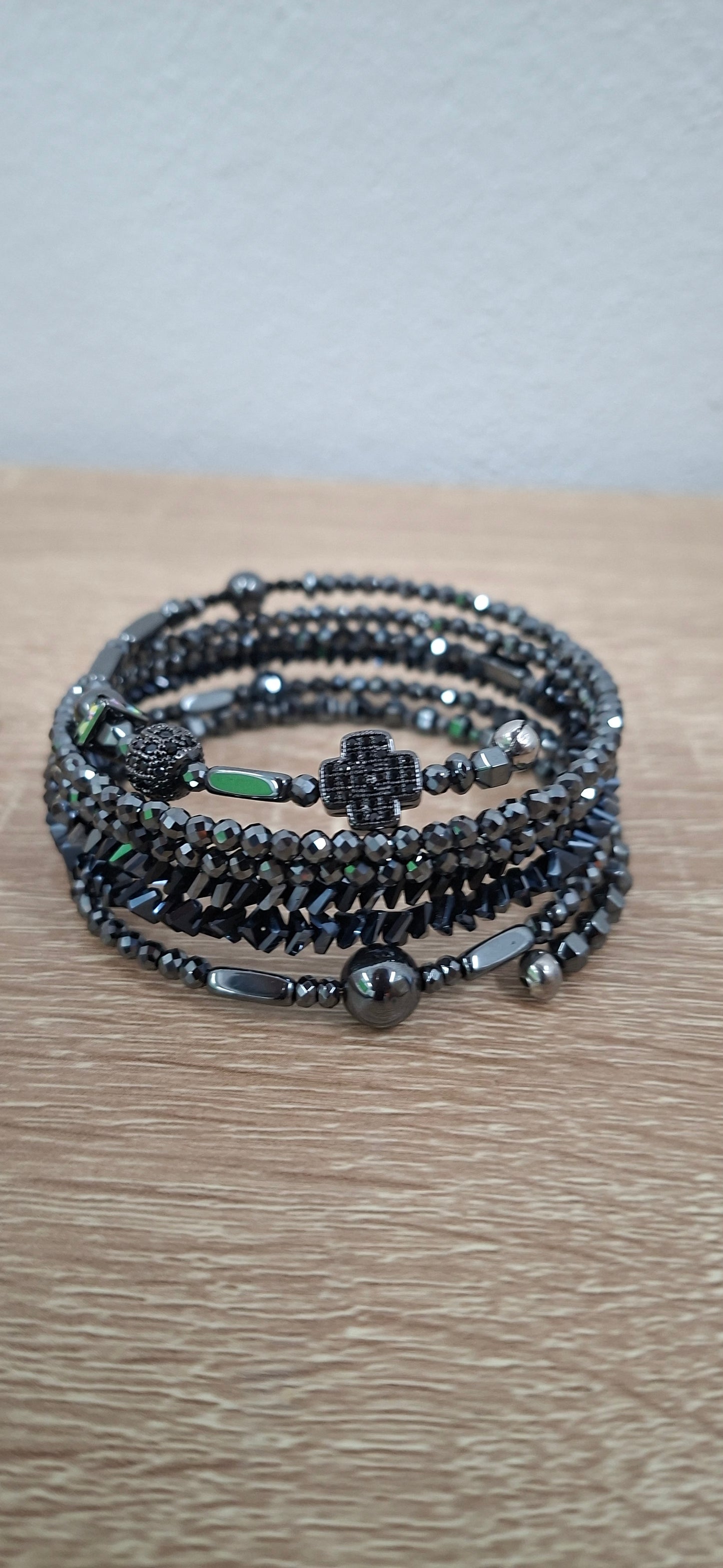 Hematite Grace. Πολύσειρο Βραχιόλι με Αιματίτες & Σταυρό με Ζιργκόν